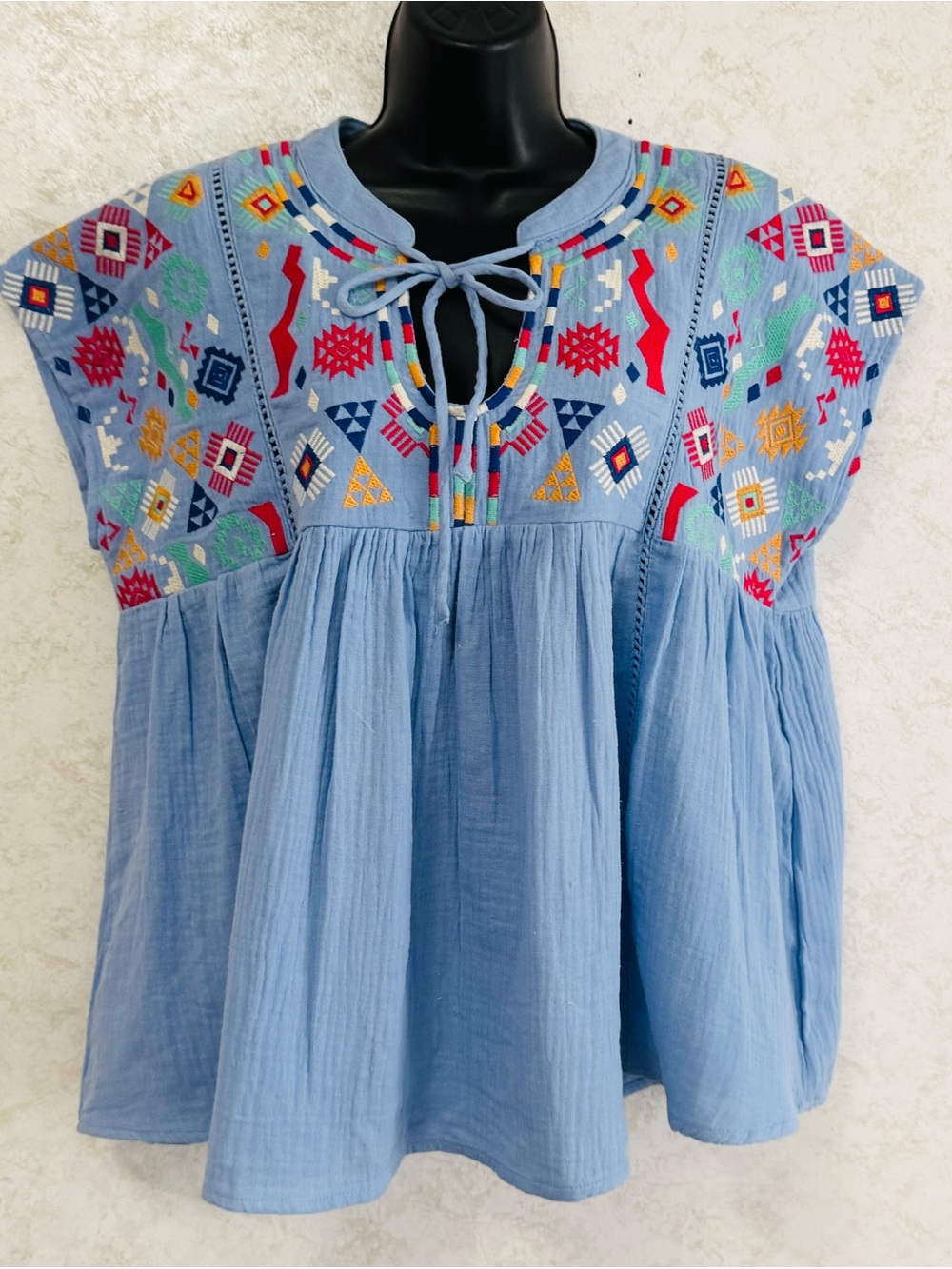 Umgee Blue Geometric Embroidery Baby Doll Blouse Women's Medium Gathers to Yoke